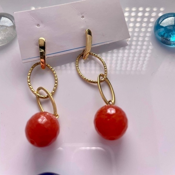 VINTAGE Goldtone Dangle Earrings with Faceted Orange Beads - Picture 1 of 3